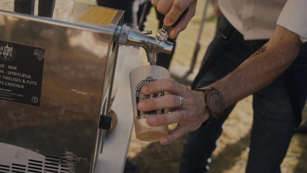 Tireuse à bière au mariage rock'n roll alternatif en France